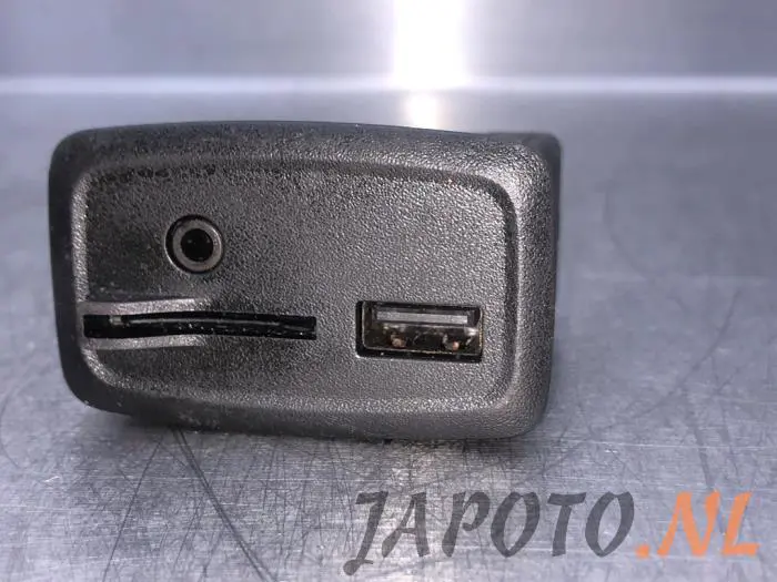 AUX/USB aansluiting Nissan Nv250
