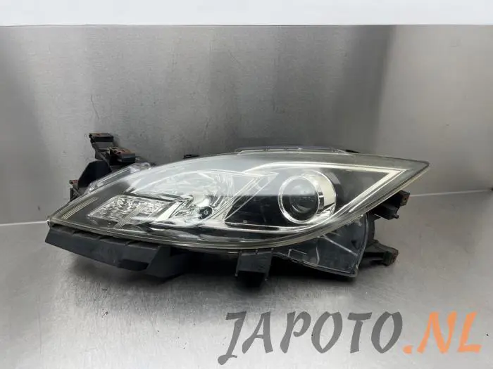 Koplamp links Mazda 6.